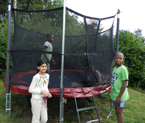 Jeux dans le jardin de la Maison des Gais Lurons