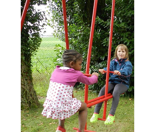 Jeux dans le jardin de la Maison des Gais Lurons