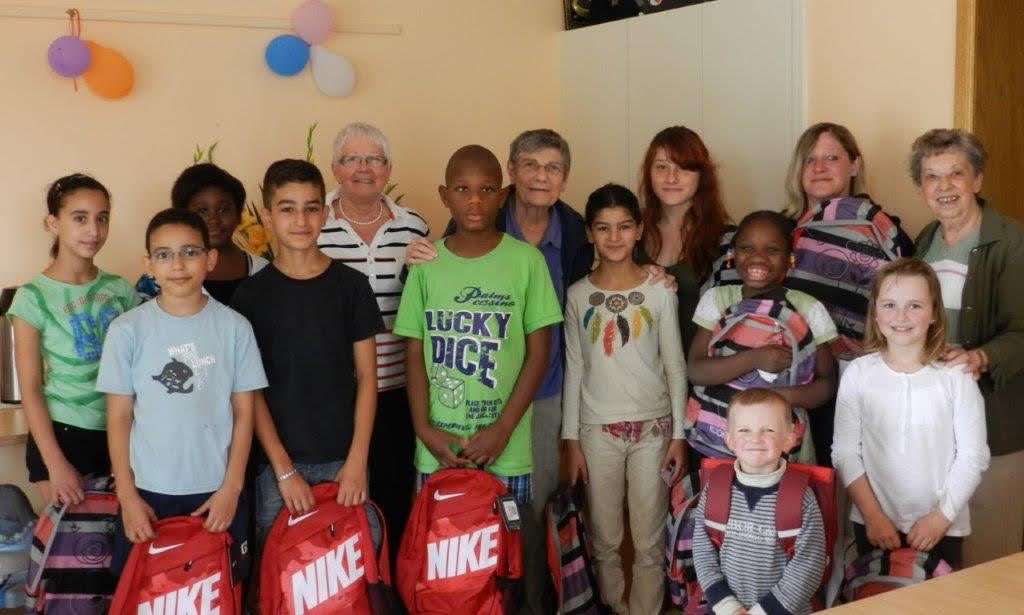 Distribution de cartables et sacs à dos pour la rentrée des classes.